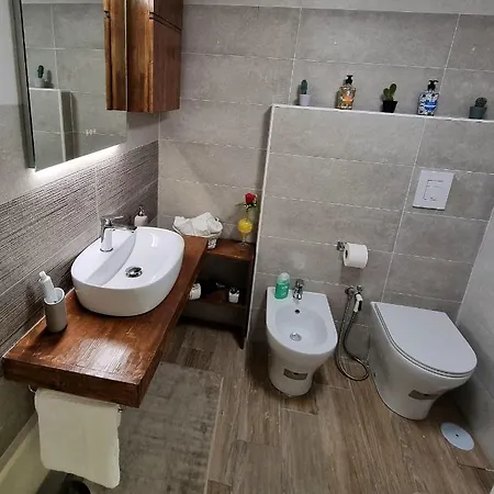 Casa Comoda E In Quartiere Storico Di