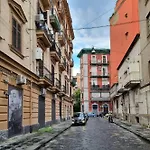 Casa Comoda E In Quartiere Storico Di